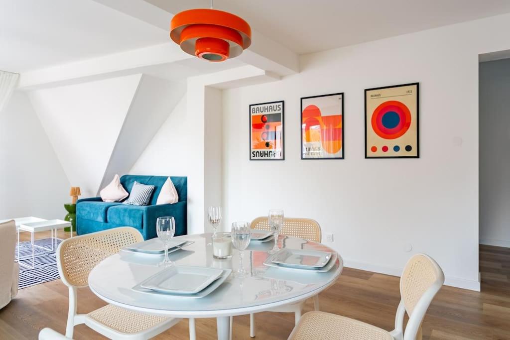 une salle à manger blanche avec une table et des chaises blanches dans l'établissement Chic Bauhaus à Petite France Evasion et Design, à Strasbourg