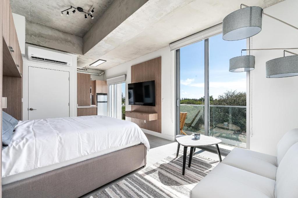 a bedroom with a bed and a large window at Milan Aventura Hotel in Aventura