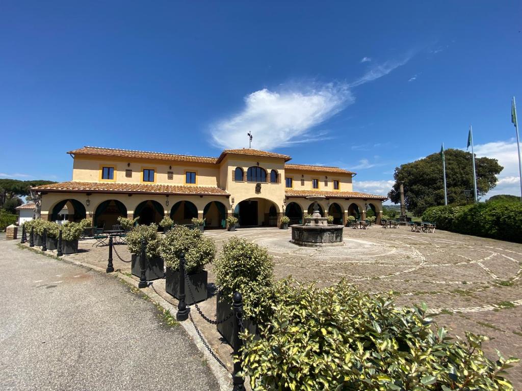 Olympia Resort & Spa في تاركوينيا: مبنى كبير مع فناء أمامه