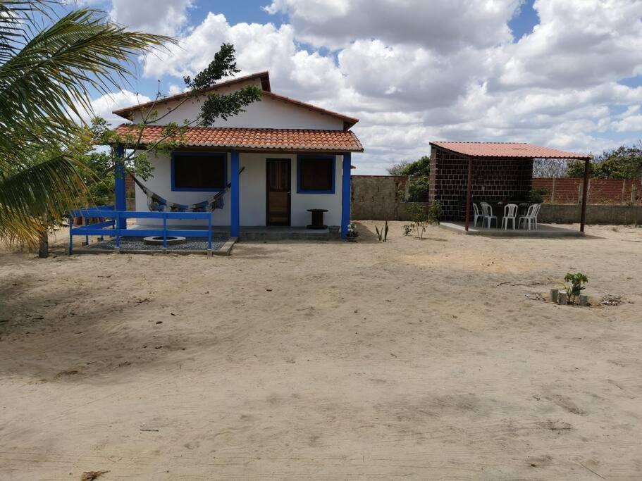 una casa azul y blanca en la playa en Rancho do Poeta - Chalé Umbucajá, en Lagoa Nova