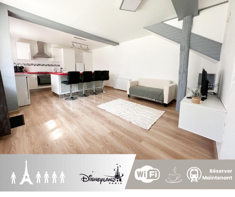 un salon avec un canapé et une cuisine dans l'établissement Maison au Centre-Ville, à Château-Thierry