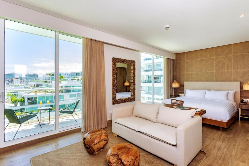 Postel nebo postele na pokoji v ubytování Santa Marta Marriott Resort Playa Dormida