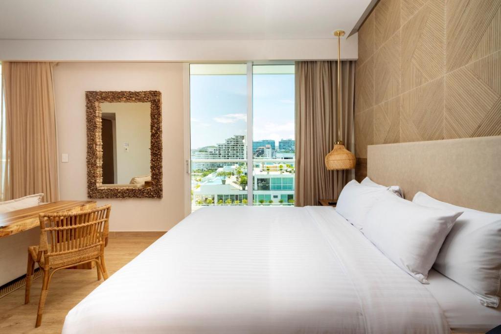 Postel nebo postele na pokoji v ubytování Santa Marta Marriott Resort Playa Dormida