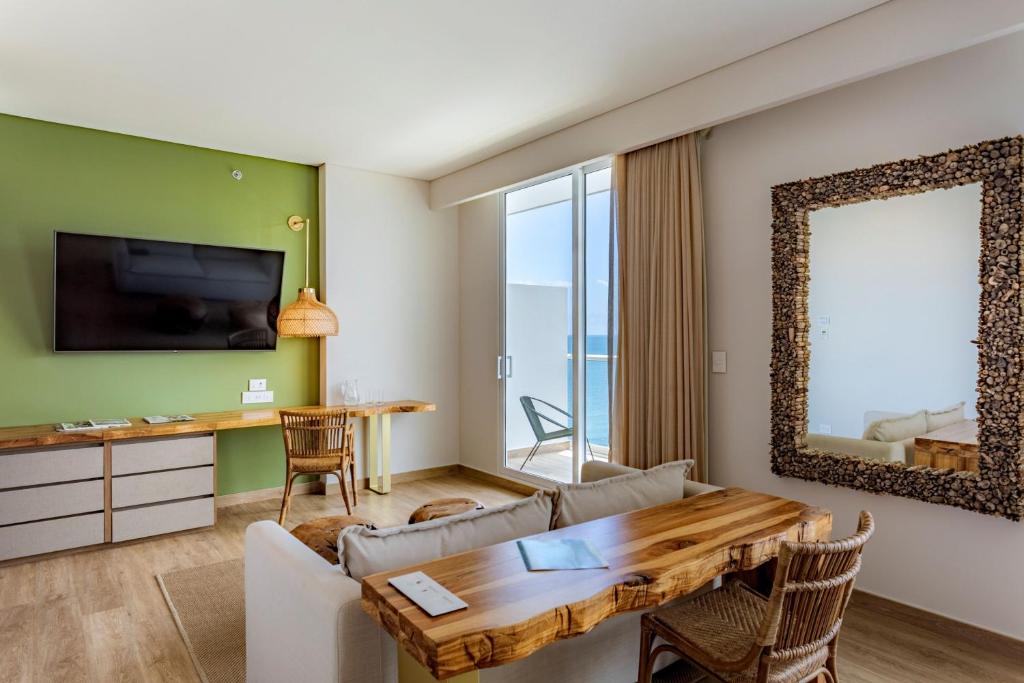 TV a/nebo společenská místnost v ubytování Santa Marta Marriott Resort Playa Dormida