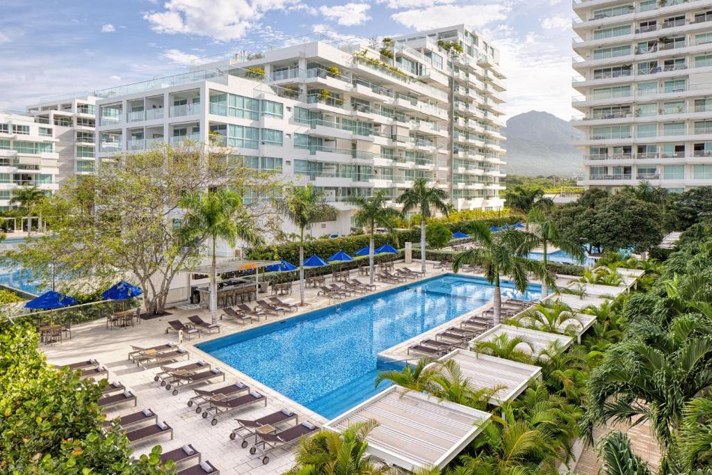 Bazén v ubytování Santa Marta Marriott Resort Playa Dormida nebo v jeho okolí