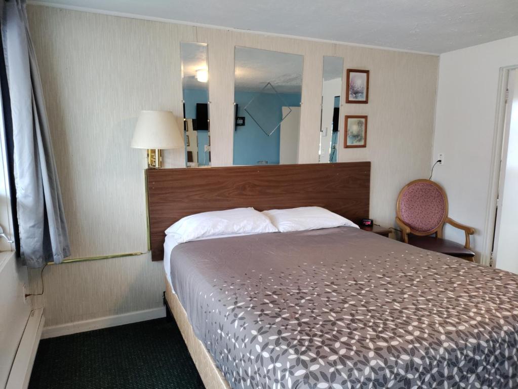 Postel nebo postele na pokoji v ubytování Eight Bar B Motel