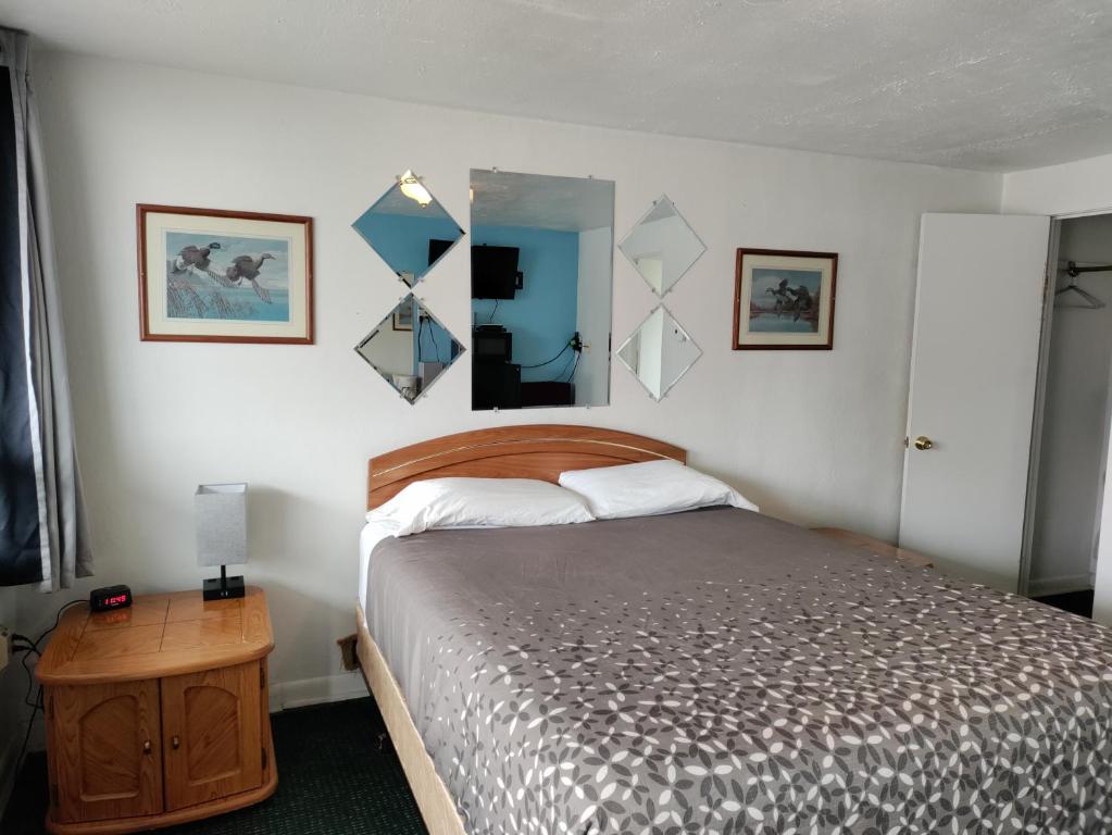 Postel nebo postele na pokoji v ubytování Eight Bar B Motel