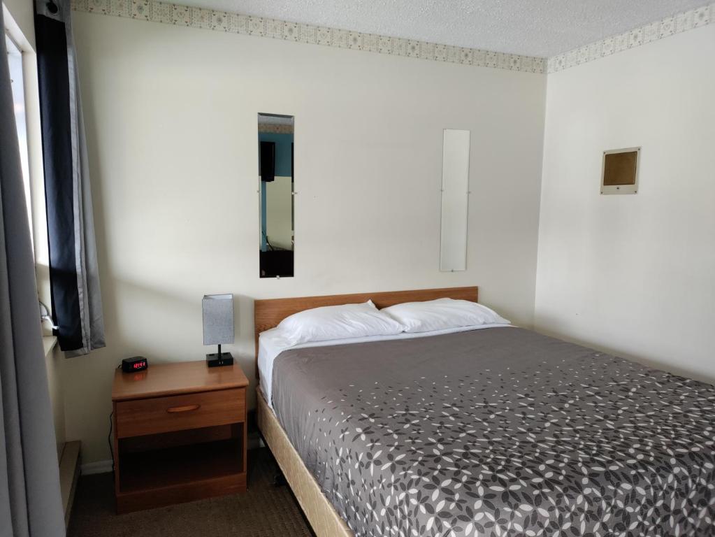 Postel nebo postele na pokoji v ubytování Eight Bar B Motel
