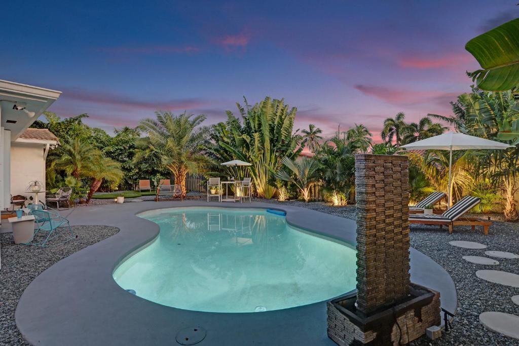 una piscina en medio de un resort en Entire Luxury Junior Suite, 8 min from the Beach, Suite 2, en Fort Lauderdale