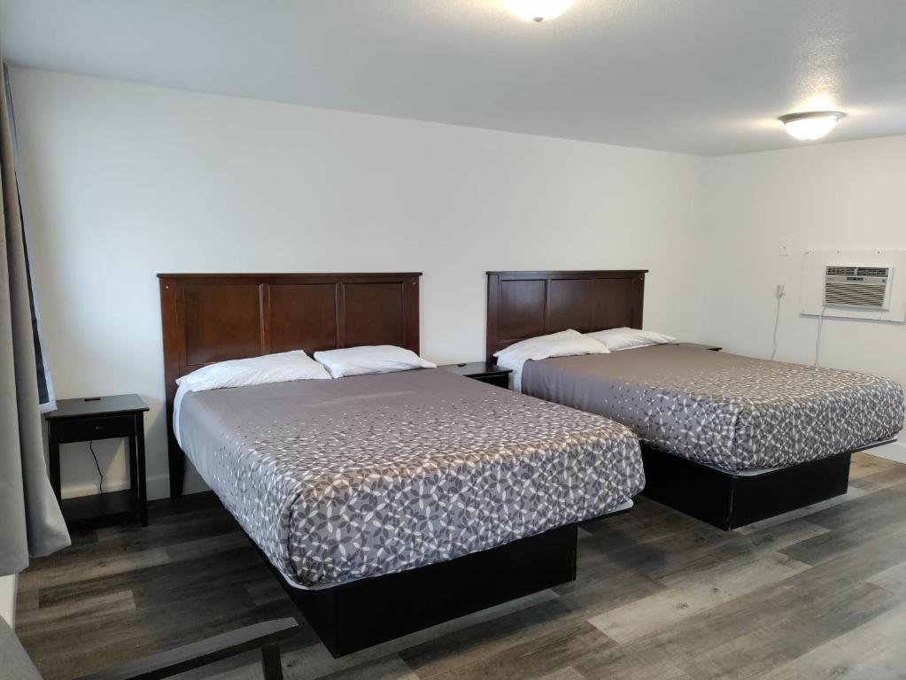 Postel nebo postele na pokoji v ubytování Eight Bar B Motel