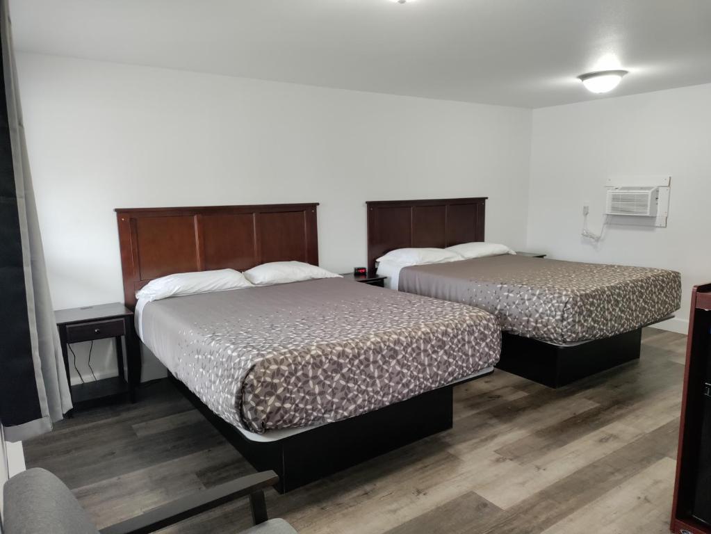Postel nebo postele na pokoji v ubytování Eight Bar B Motel