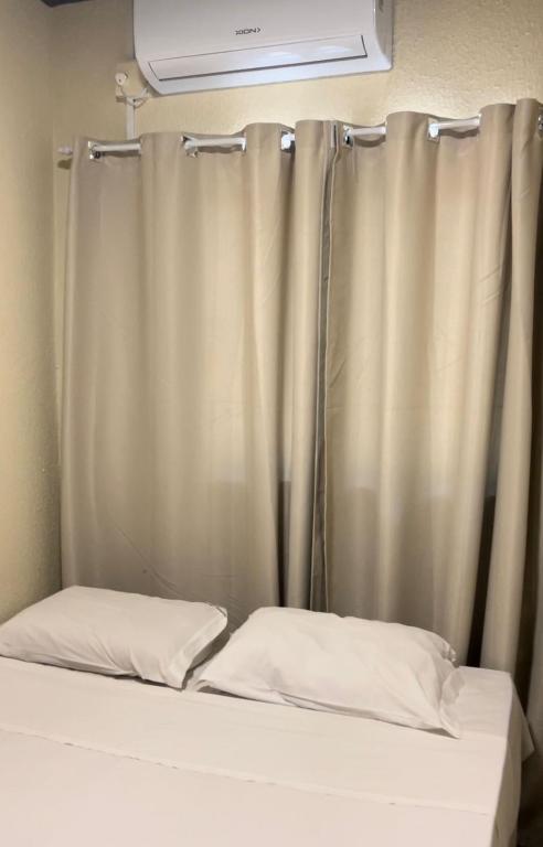 Cama ou camas em um quarto em Pousada Aquarela de Bombinhas
