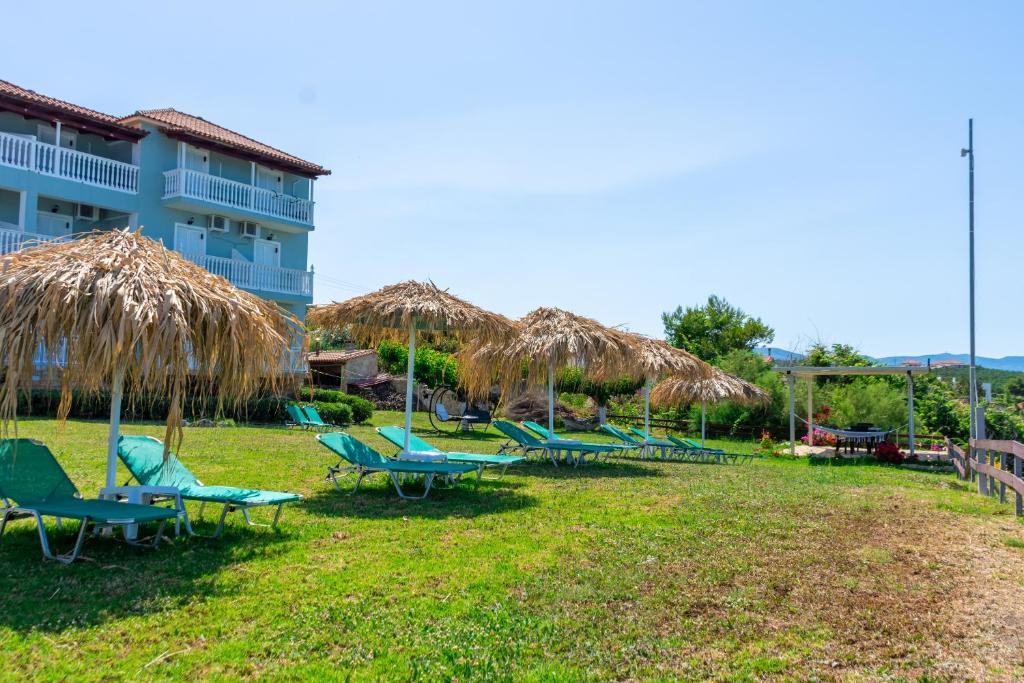 Zahrada ubytování Baywatch Apartments on the Beach by "elite"