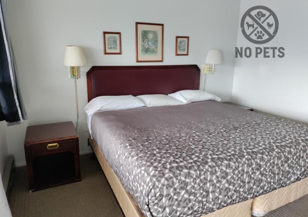 Postel nebo postele na pokoji v ubytování Eight Bar B Motel
