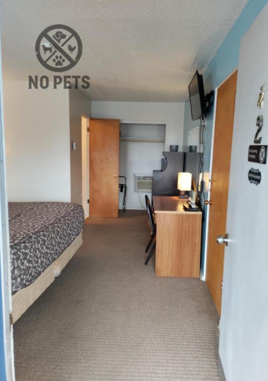Postel nebo postele na pokoji v ubytování Eight Bar B Motel