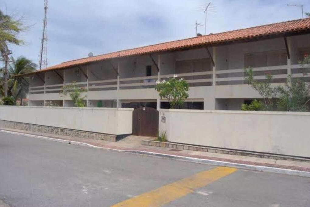 una strada vuota di fronte a un edificio bianco di Apt 202 a Marechal Deodoro