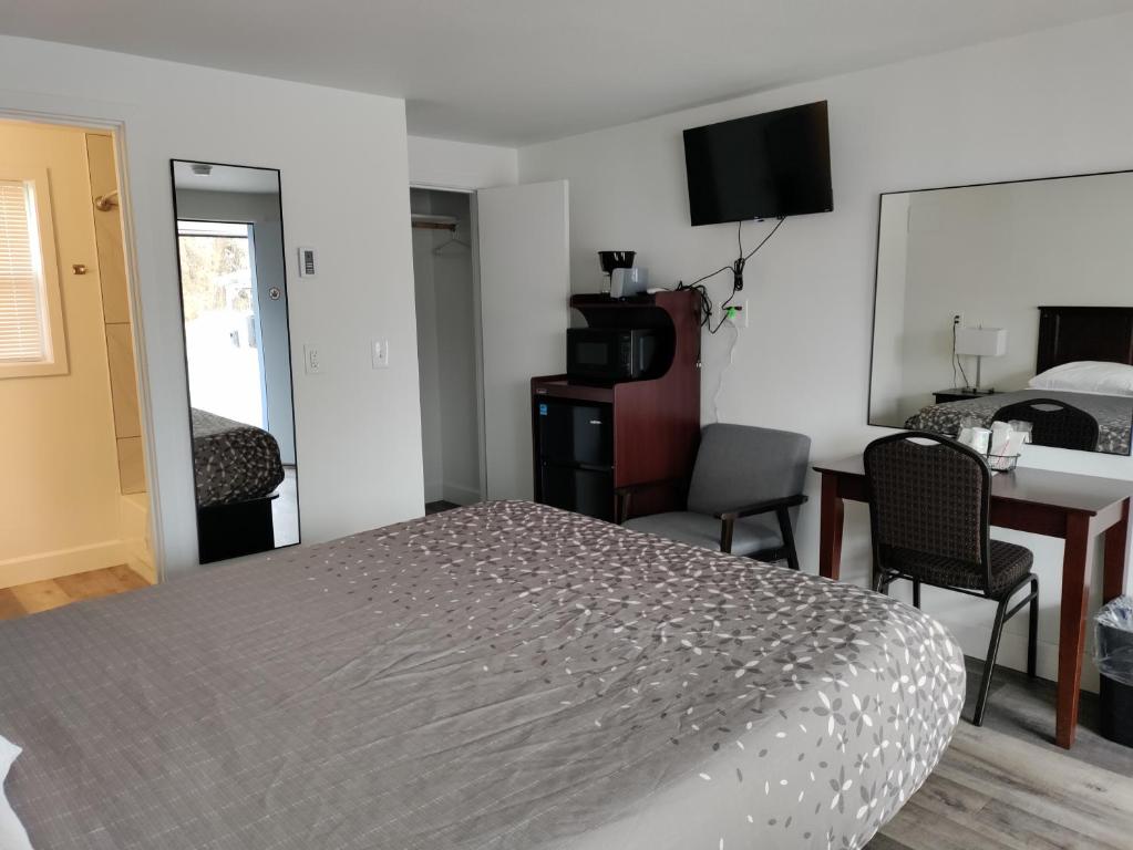 Postel nebo postele na pokoji v ubytování Eight Bar B Motel