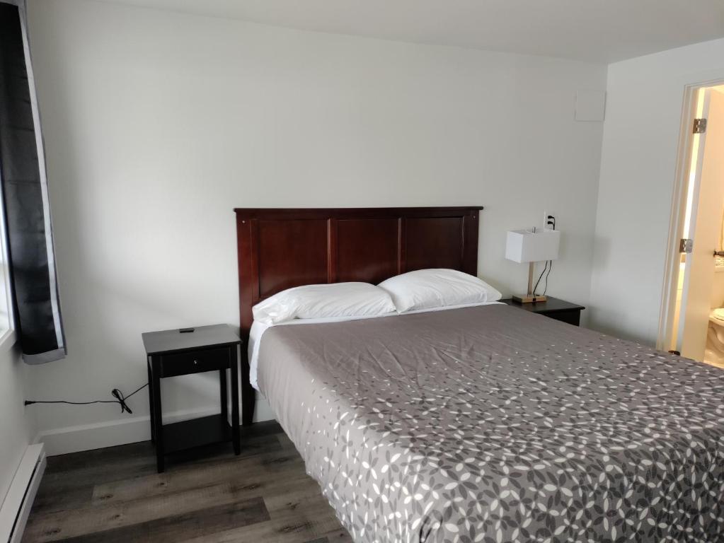 Postel nebo postele na pokoji v ubytování Eight Bar B Motel