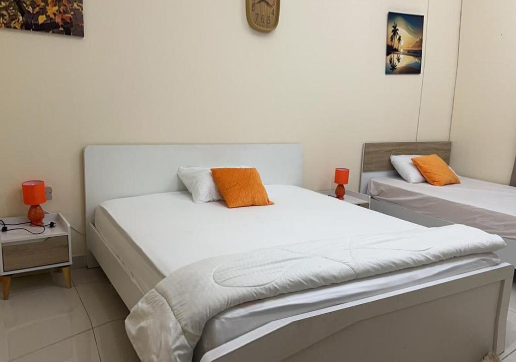 Φωτογραφία από το άλμπουμ του king Deluxe Rooms in a shared apartment with Shared bathroom σε Sharjah