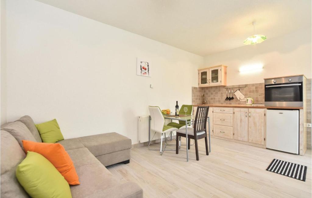 Kuchyňa alebo kuchynka v ubytovaní Lovely Apartment In Seget Donji