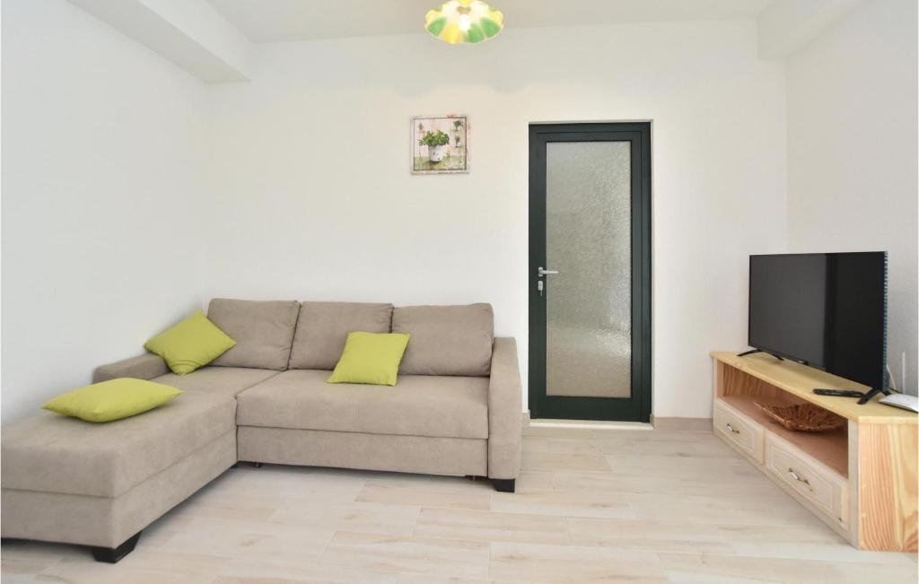 Televízia a/alebo spoločenská miestnosť v ubytovaní Lovely Apartment In Seget Donji