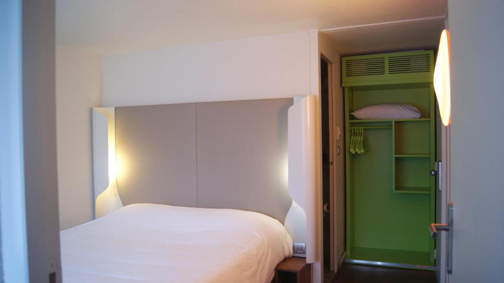 Postel nebo postele na pokoji v ubytování The Originals Access, Hôtel Foix