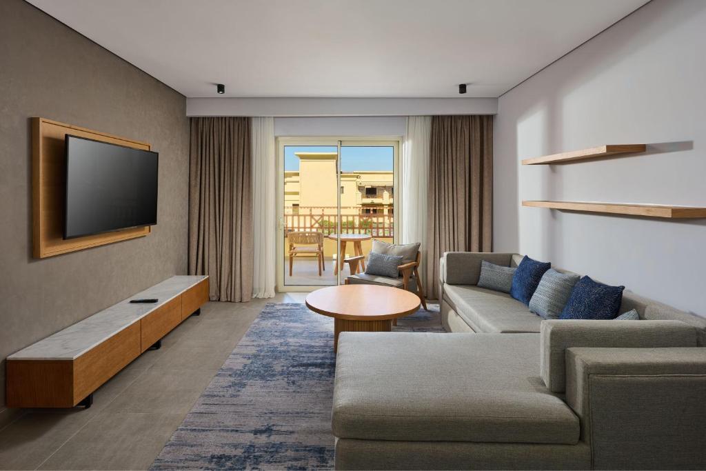 Телевизор и/или развлекательный центр в Sheraton Soma Bay Resort