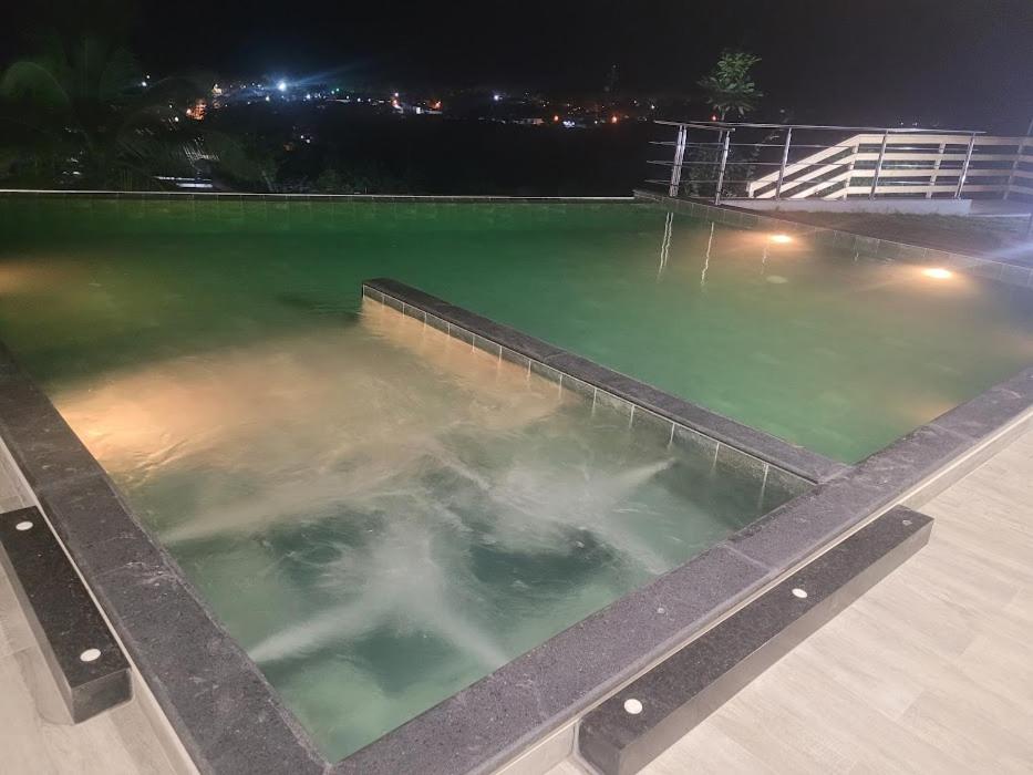 Bazén v ubytování Duplex 3 suítes Ar wifi e vista total da orla nebo v jeho okolí