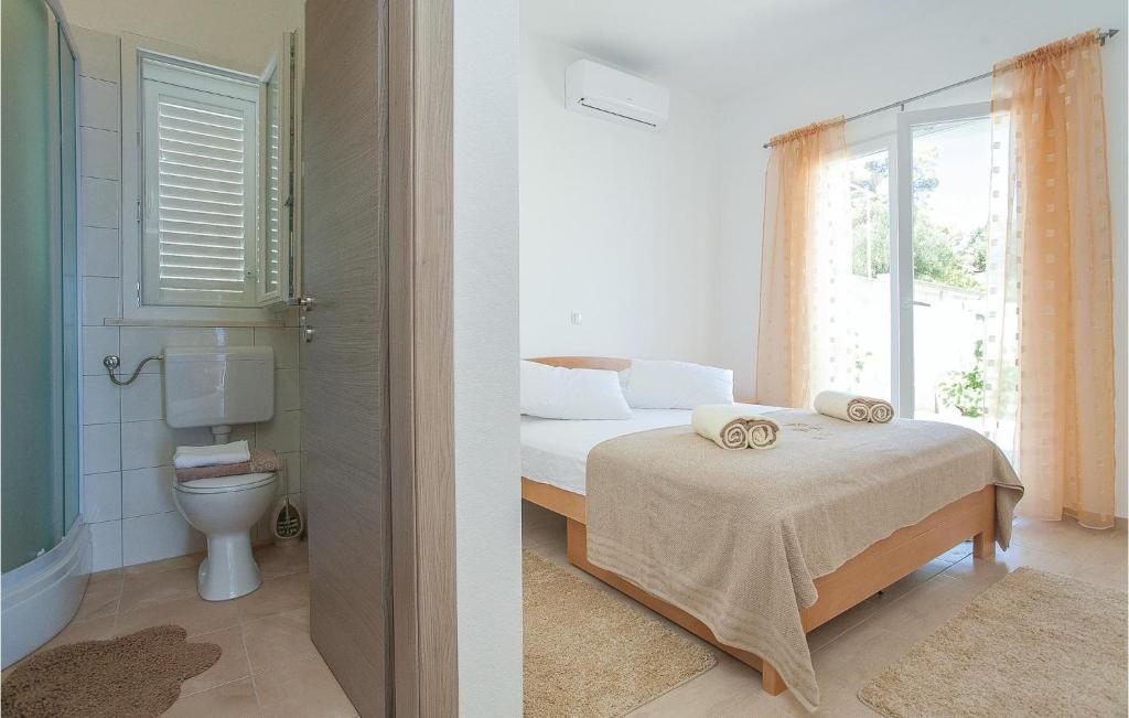 Łóżko lub łóżka w pokoju w obiekcie Holiday Home Prigradica - 01