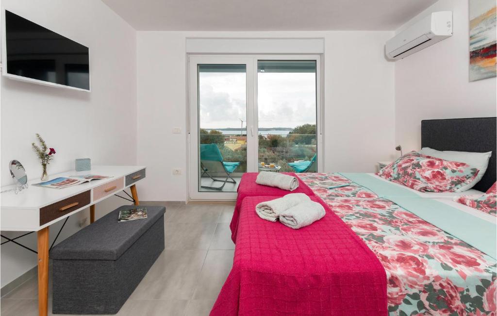 Posteľ alebo postele v izbe v ubytovaní 4 Bedroom Awesome Home In Fazana