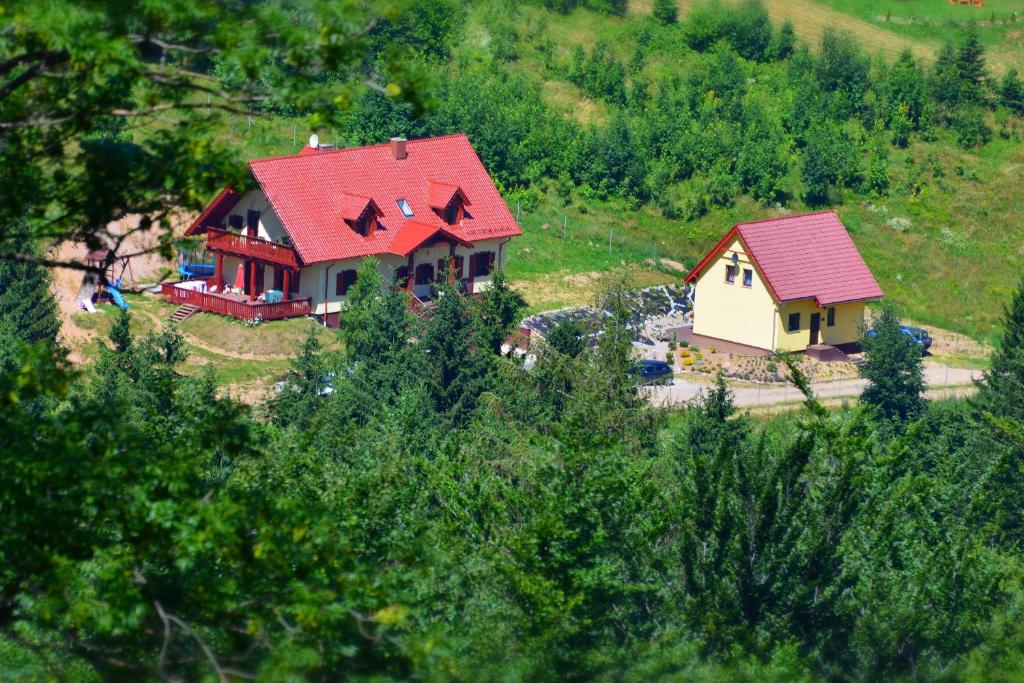 an aerial view of a house with a red roof at Ranczo Spełnionych Marzeń in Sosnówka