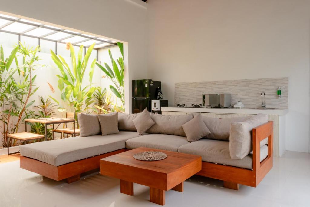 セロング・ベラナクにある3BR Villa with Private poolのソファとコーヒーテーブルのあるリビングルーム