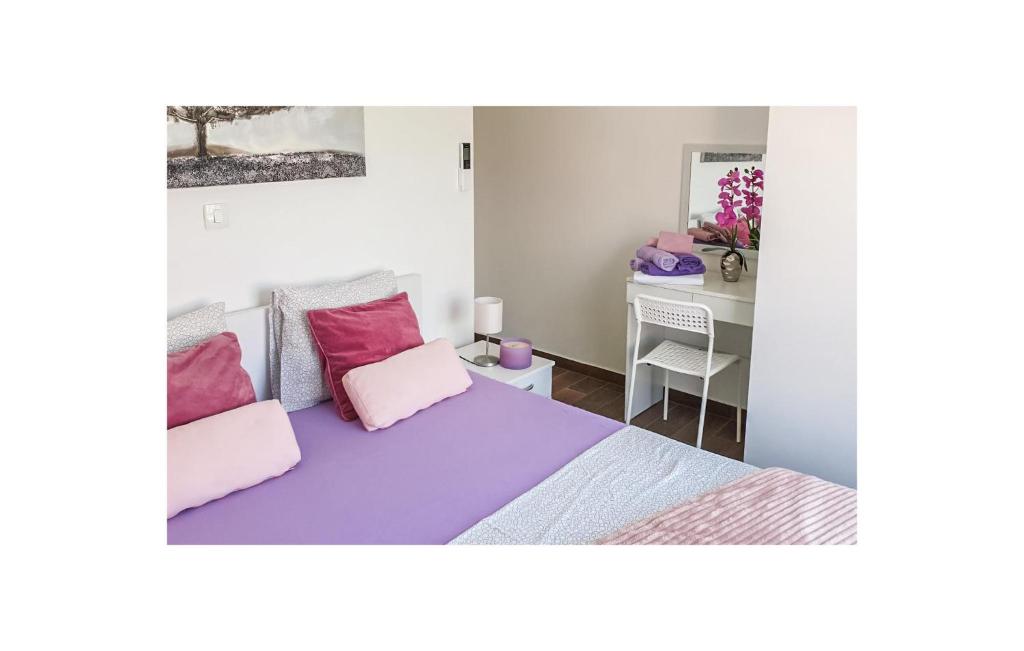 Posteľ alebo postele v izbe v ubytovaní Cozy Apartment In Okrug Gornji