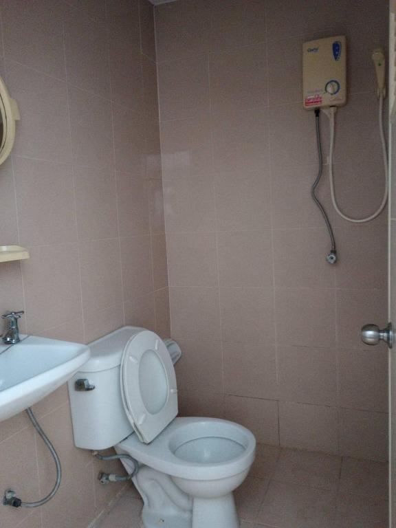 Koupelna v ubytování ที่พักนักเดินทาง ภู่ระหงษ์