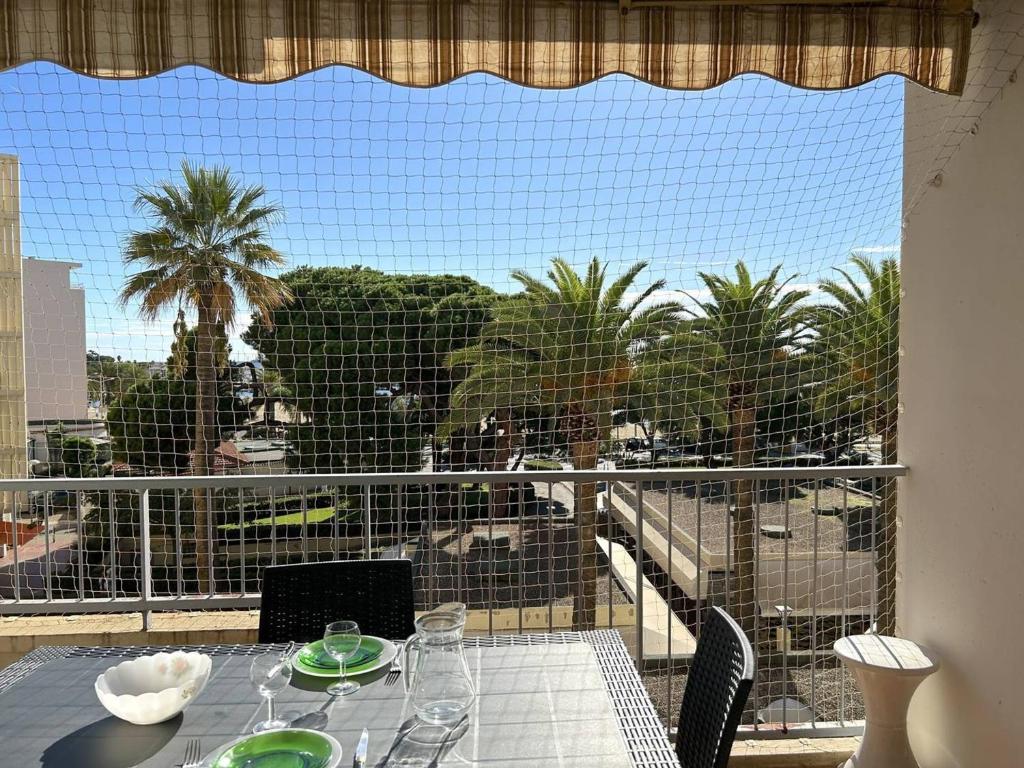 d'une table avec vue sur la ville depuis un balcon. dans l'établissement Studio cosy proche plage, Le Lavandou - FR-1-251-847, au Lavandou