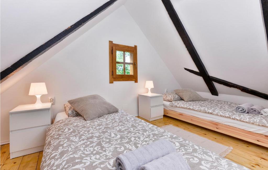 Posteľ alebo postele v izbe v ubytovaní 3 Bedroom Lovely Home In Hrnjanec