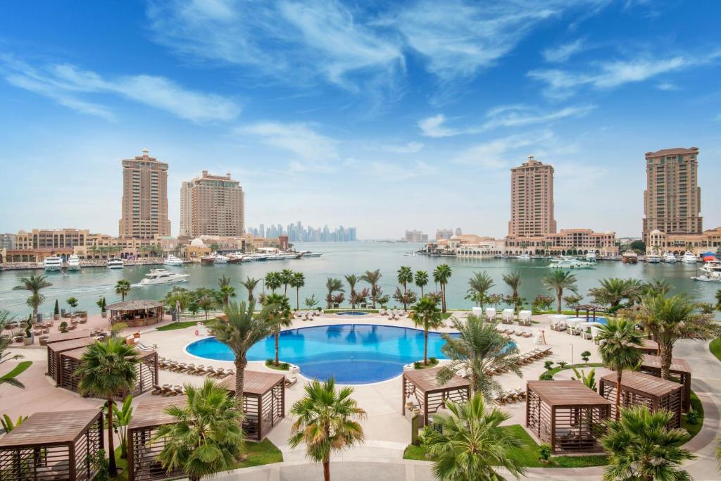 Πισίνα στο ή κοντά στο The St. Regis Marsa Arabia Island, The Pearl Qatar