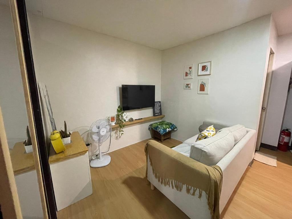 TV a/nebo společenská místnost v ubytování Pet-friendly 1BR Condo Unit in Imus with Wifi Netflix -Min 2 nights