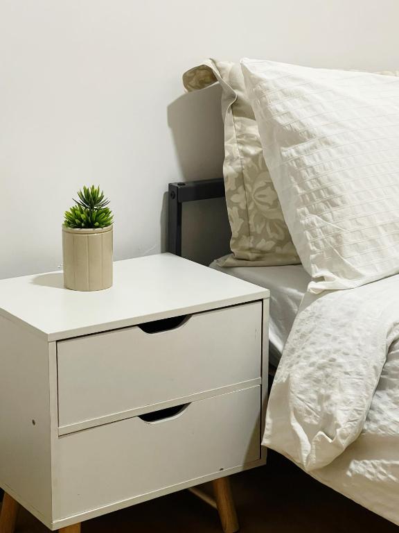 Postel nebo postele na pokoji v ubytování Pet-friendly 1BR Condo Unit in Imus with Wifi Netflix -Min 2 nights