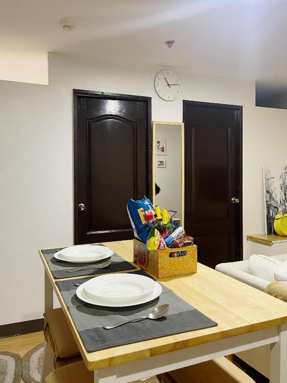 Posezení v ubytování Pet-friendly 1BR Condo Unit in Imus with Wifi Netflix -Min 2 nights