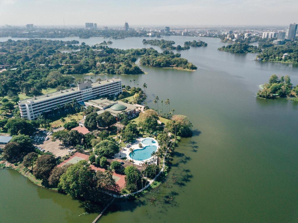 Výhled na řeku, která protéká v blízkosti hotelu