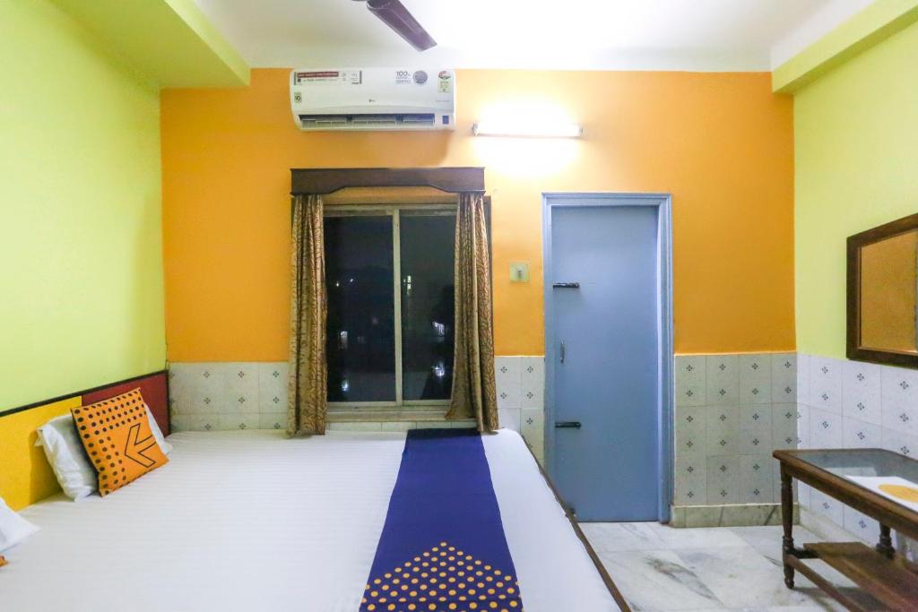 Postel nebo postele na pokoji v ubytování Hotel O Bideshini Hotel
