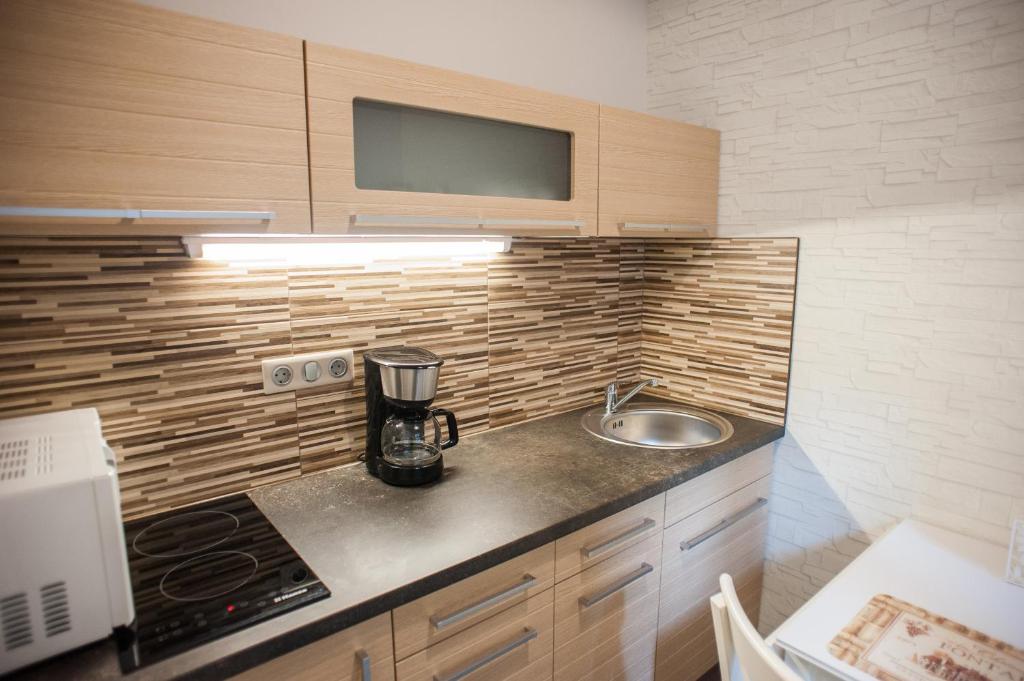 Kuchyňa alebo kuchynka v ubytovaní All In Apartman II.