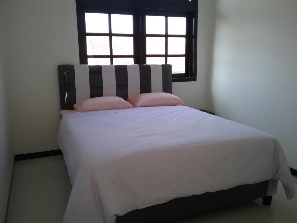 Postel nebo postele na pokoji v ubytování Mess Inn Semarang