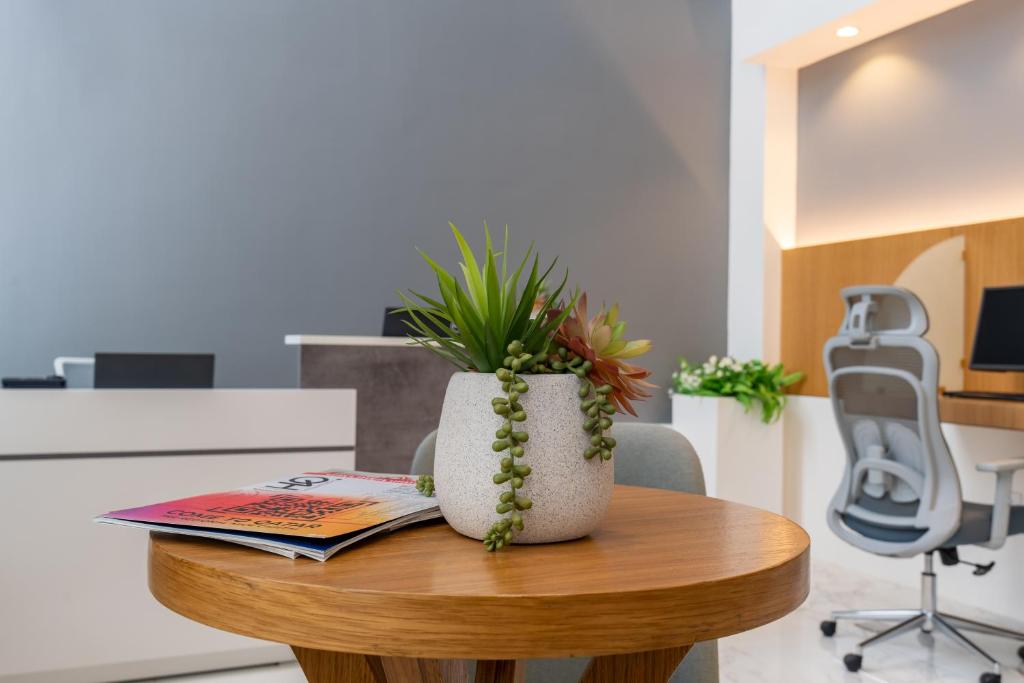 TV a/nebo společenská místnost v ubytování West Walk Retaj Hotel