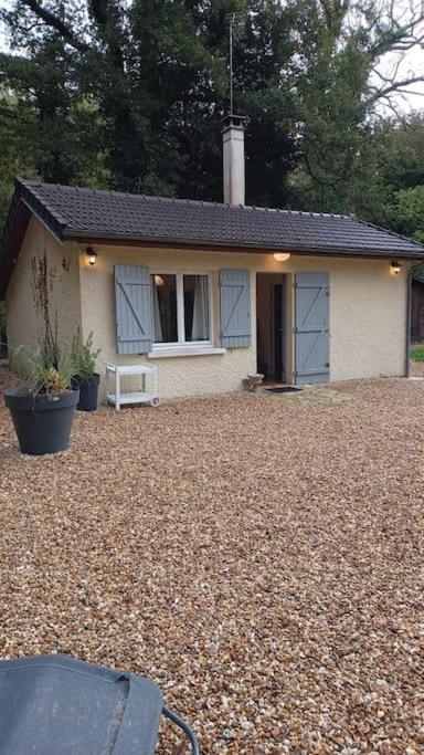 une petite maison avec un cimetière devant elle dans l'établissement La maisonnette de rêverie, à Coullons