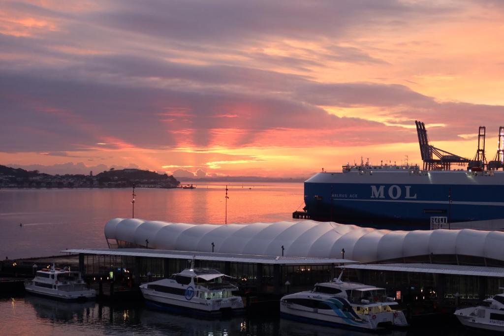 Penthouse apartment with stunning Harbour views - Resim 14