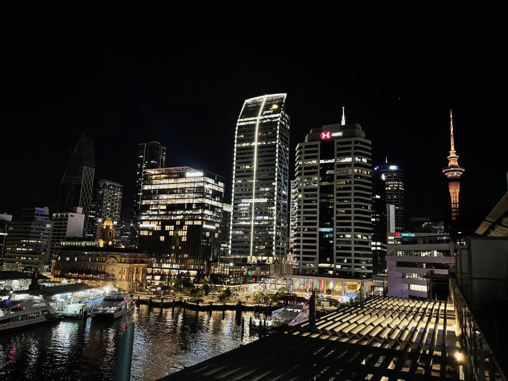 Penthouse apartment with stunning Harbour views - Resim 35