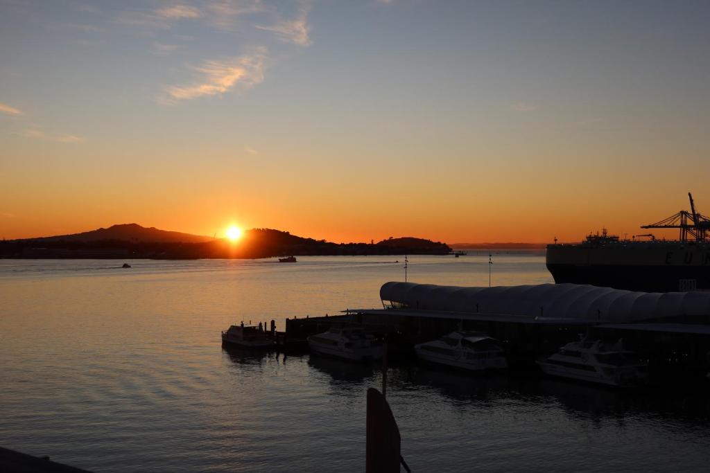 Penthouse apartment with stunning Harbour views - Resim 32