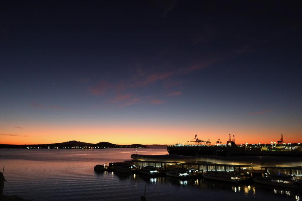 Penthouse apartment with stunning Harbour views - Resim 34